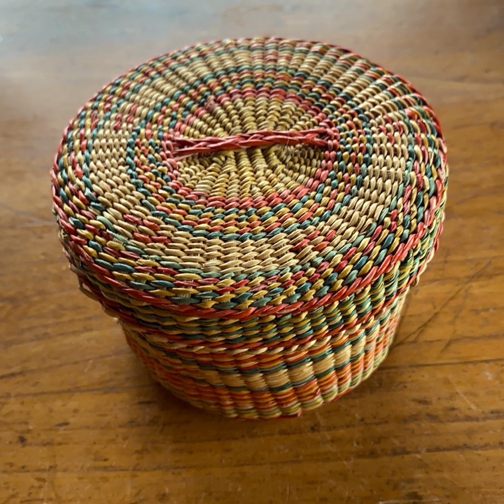 VTG woven colorful small twine basket with lid